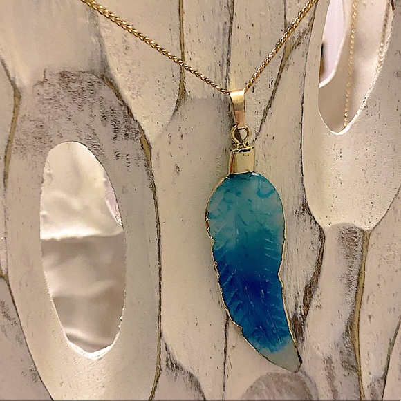 14kt ygp BNIB Blue Ombré Feather Geode Pendant On Necklace - Picture 2 of 14